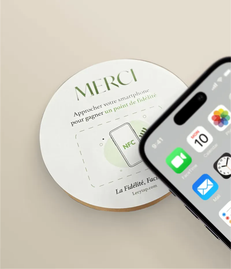 Le tag Lecy « Merci » posé en caisse, un téléphone approché.