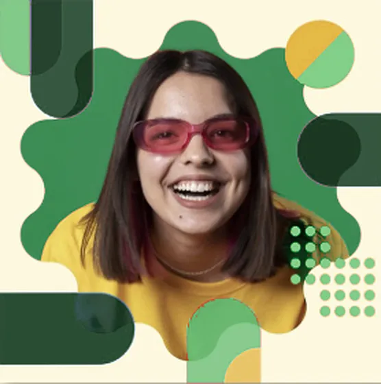 Collage : une femme qui rit, lunettes roses, cadre ondulé vert et formes vertes et jaunes