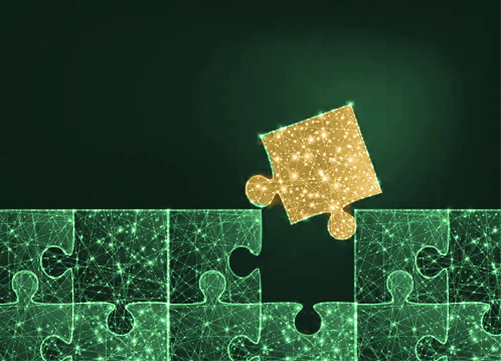 Un puzzle en maillage lumineux vert sur fond nuit, la pièce manquante en jaune doré