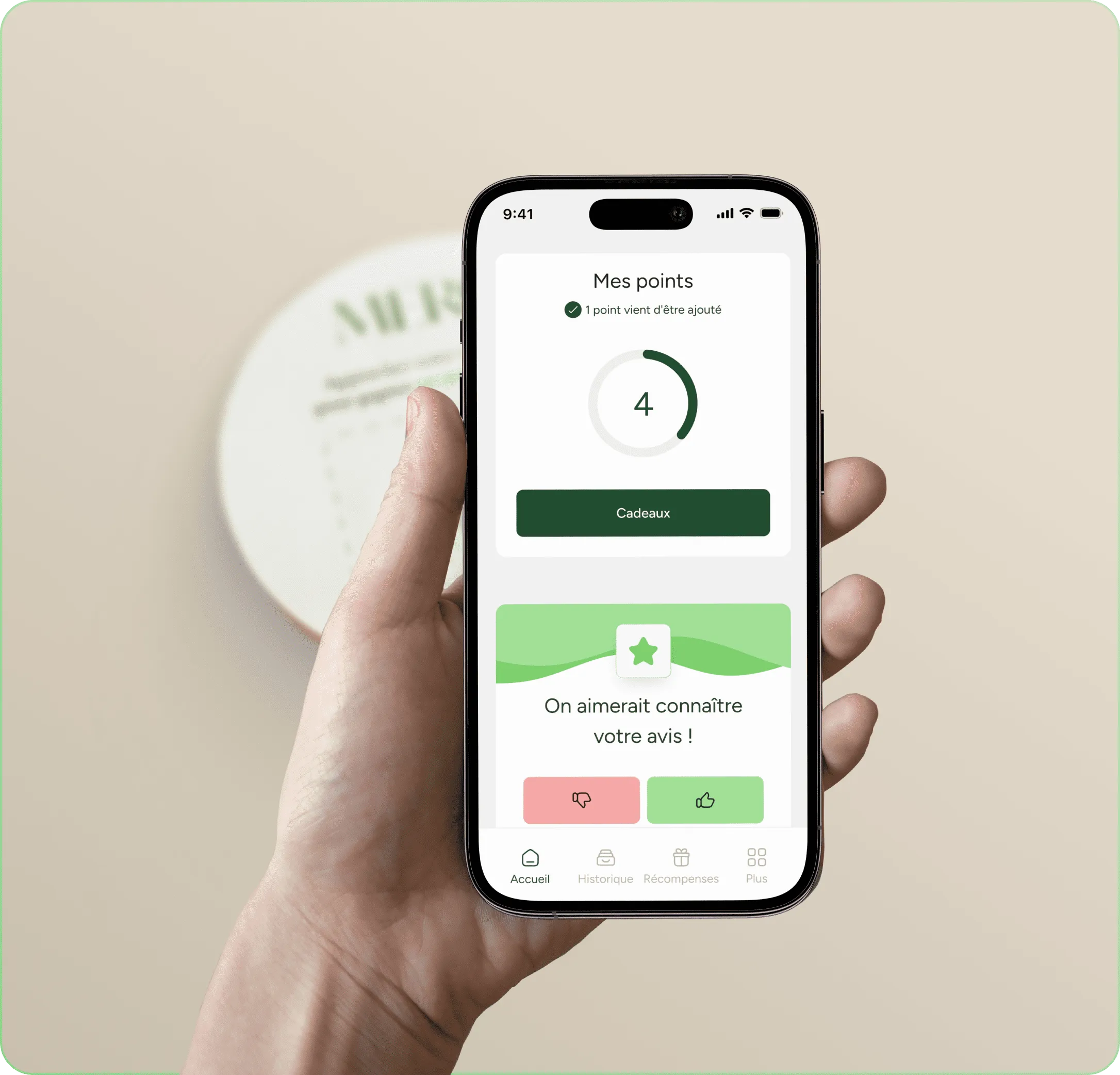 Un client tient son téléphone affichant son compteur de points Lecy, au-dessus du tag NFC.