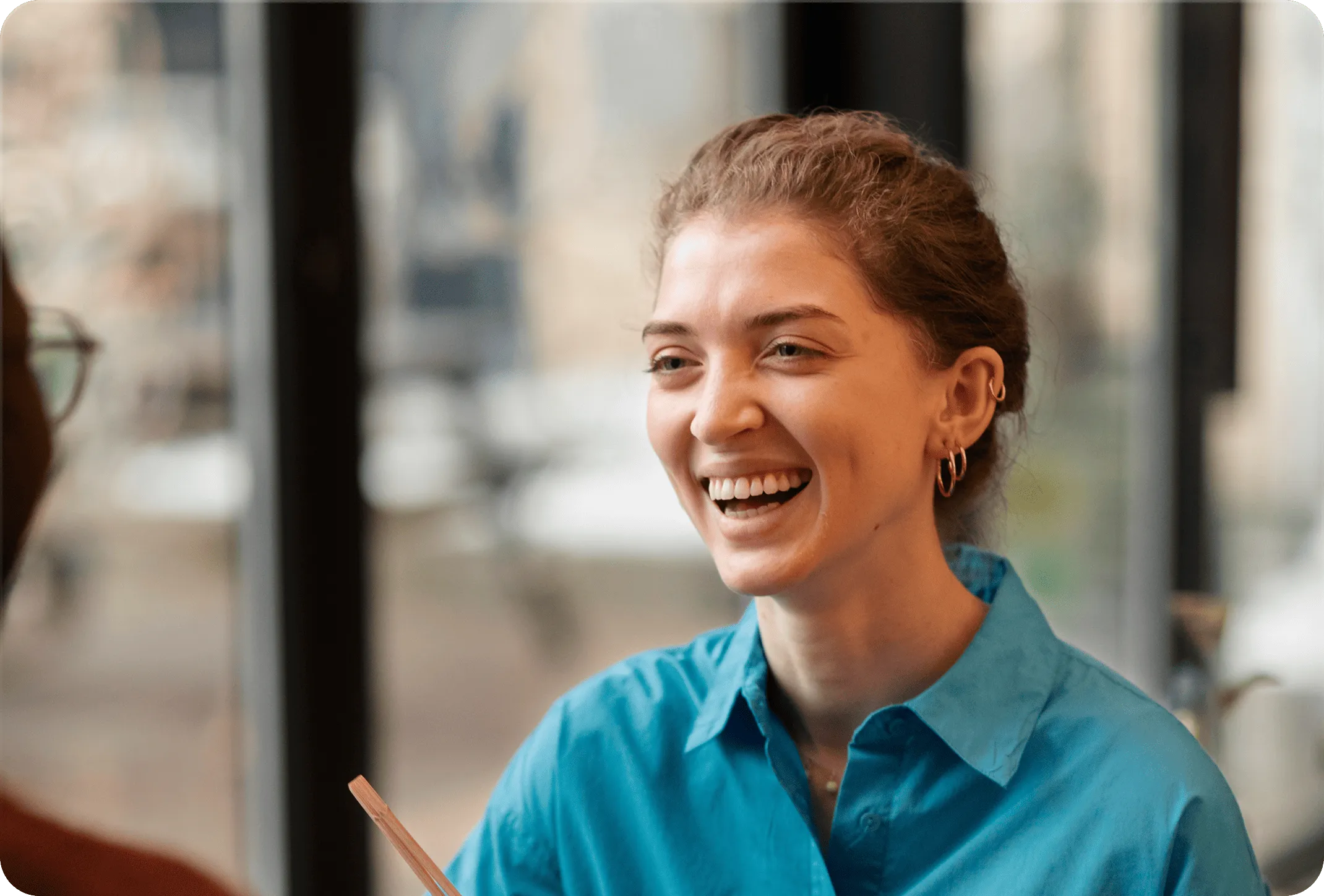 Un client approche son téléphone du tag Lecy posé sur le comptoir.