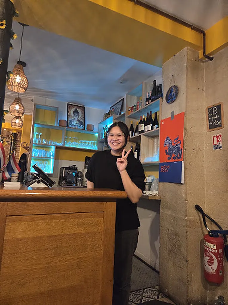 Joy Sleiman sourit derrière le comptoir de son restaurant Tonton Thai.