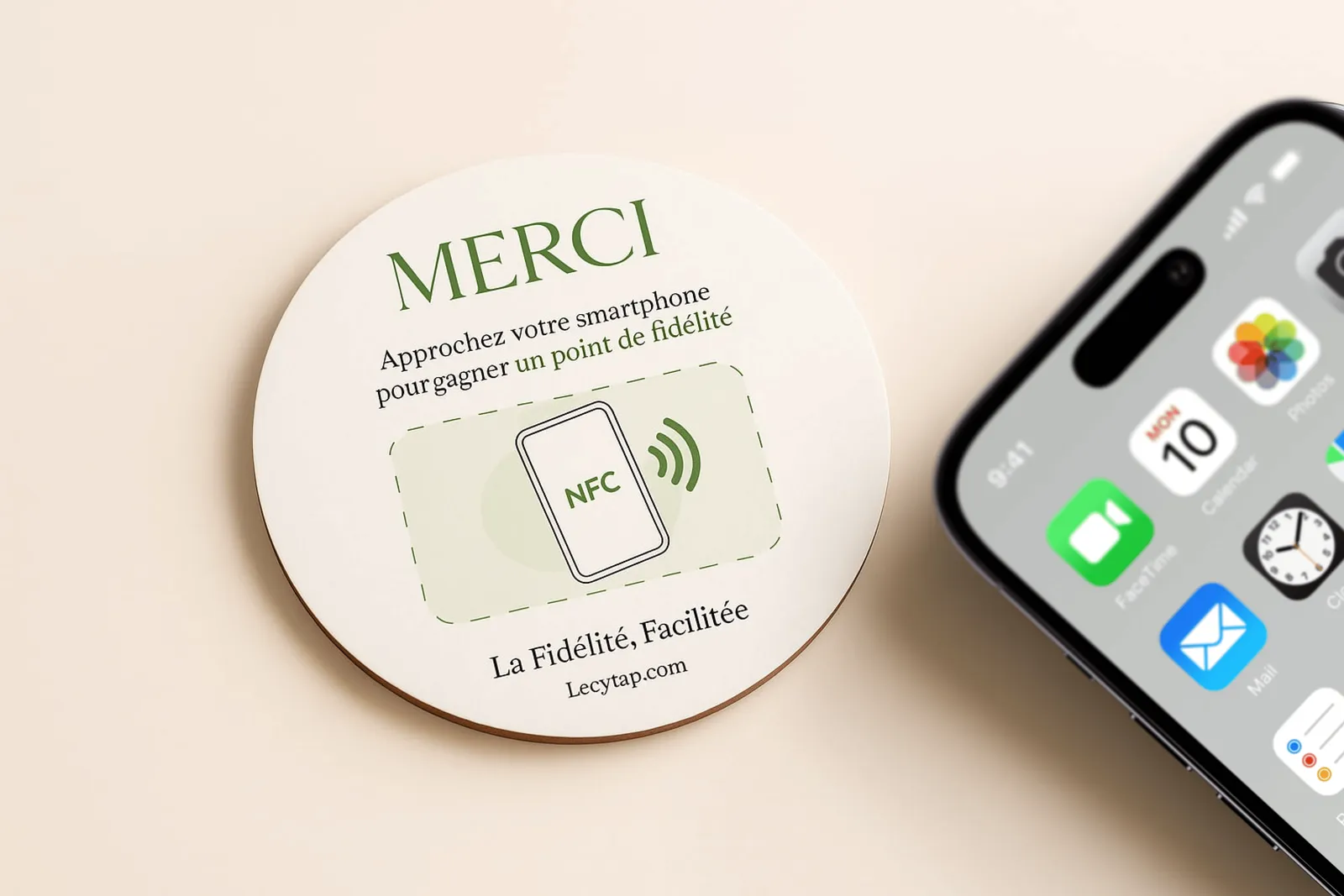 Vignette de la video de demonstration : un tag Lecy et un smartphone sur un comptoir.